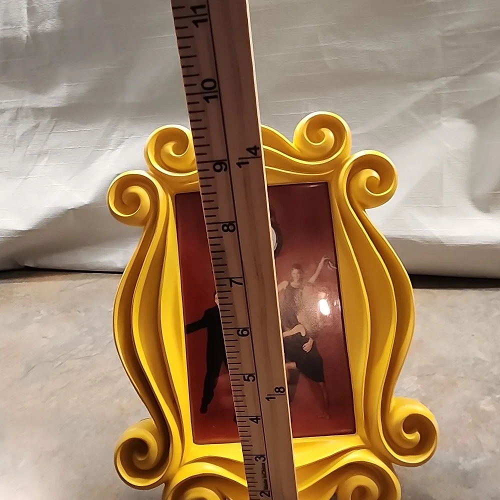 Friends TV Yellow Door Frame/Pic F•R•I•E•N•D•S Iconic frame Peephole Collect